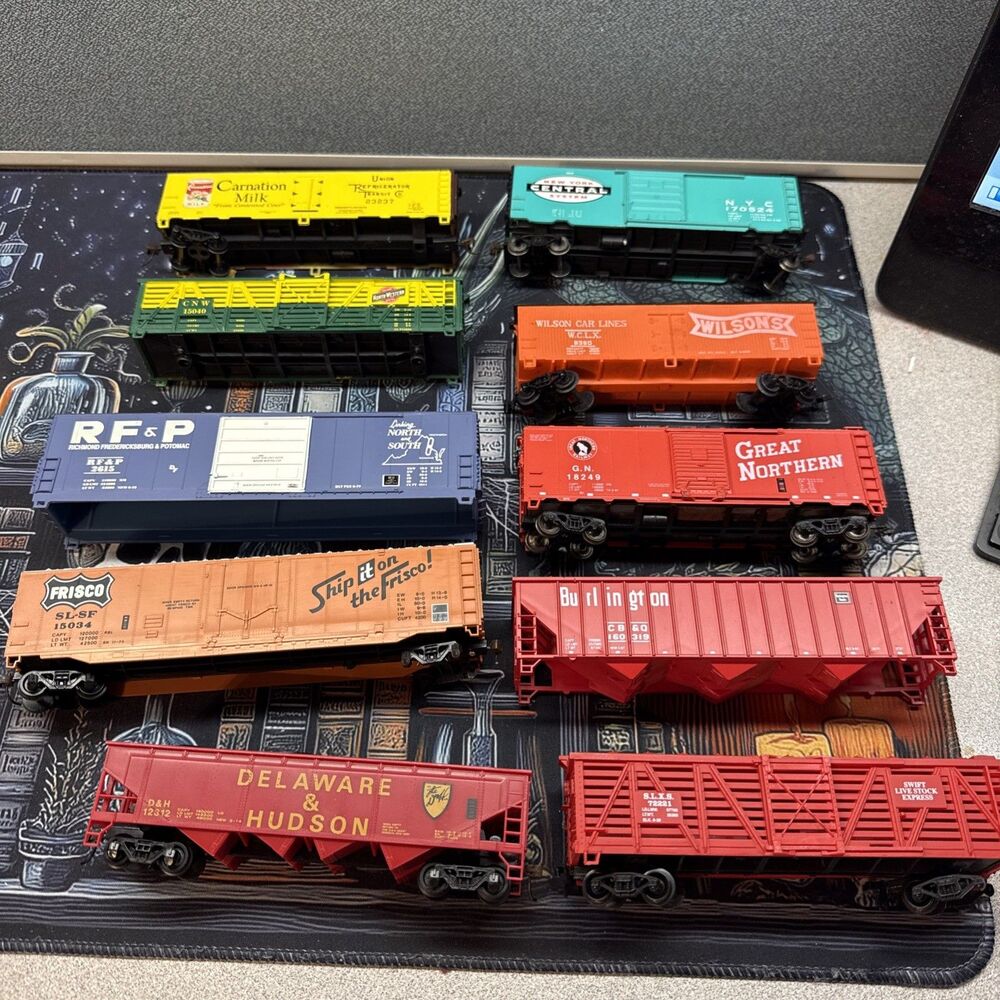 HO Train Lot Of 10 Vintage Cars Mixed Company